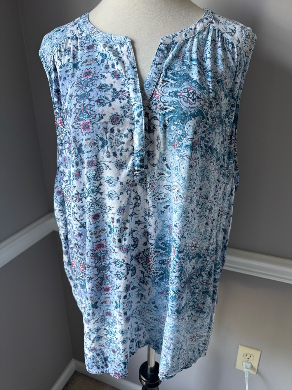 Sonoma White and Blue Paisley Sleeveless Split-Neck Tank